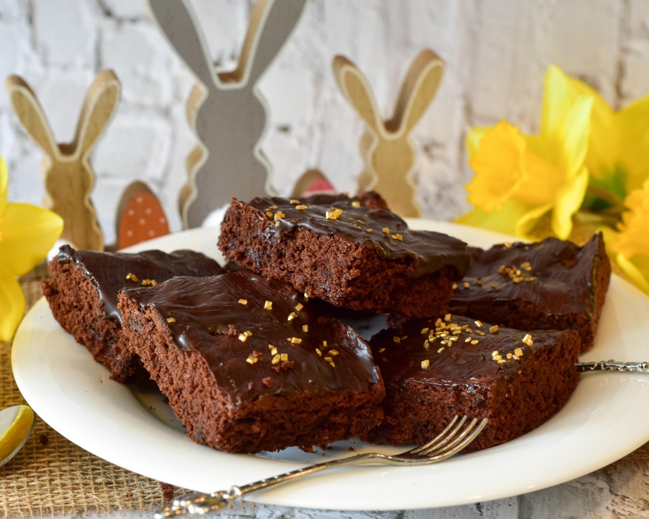 Десерт брауни на большой белой тарелке