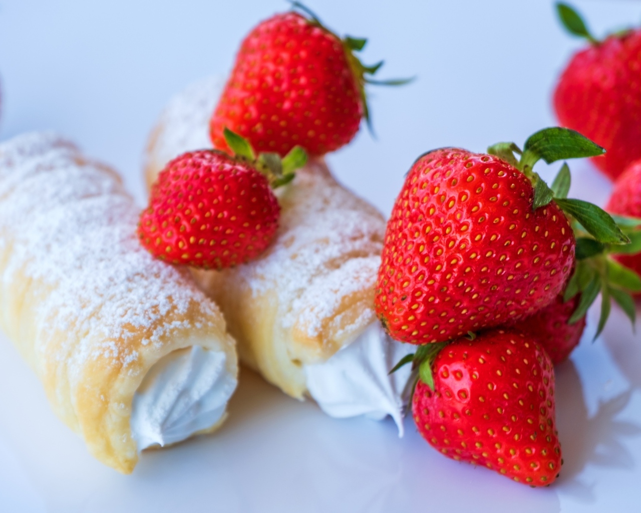 Трубочки со сливочным кремом и ягодами клубники