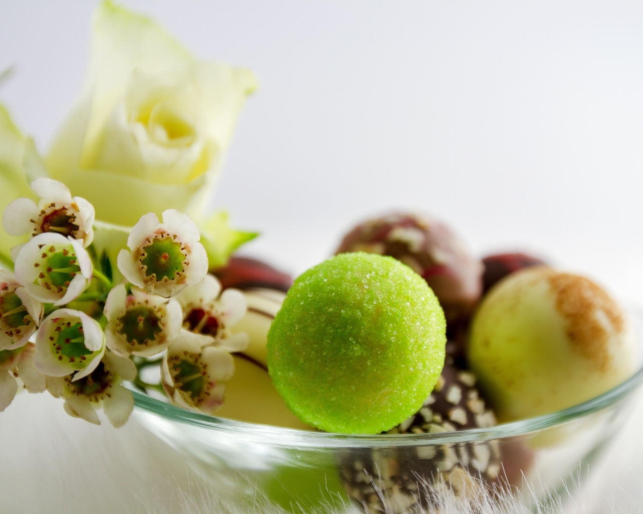 Конфеты с цветами в стеклянной тарелке