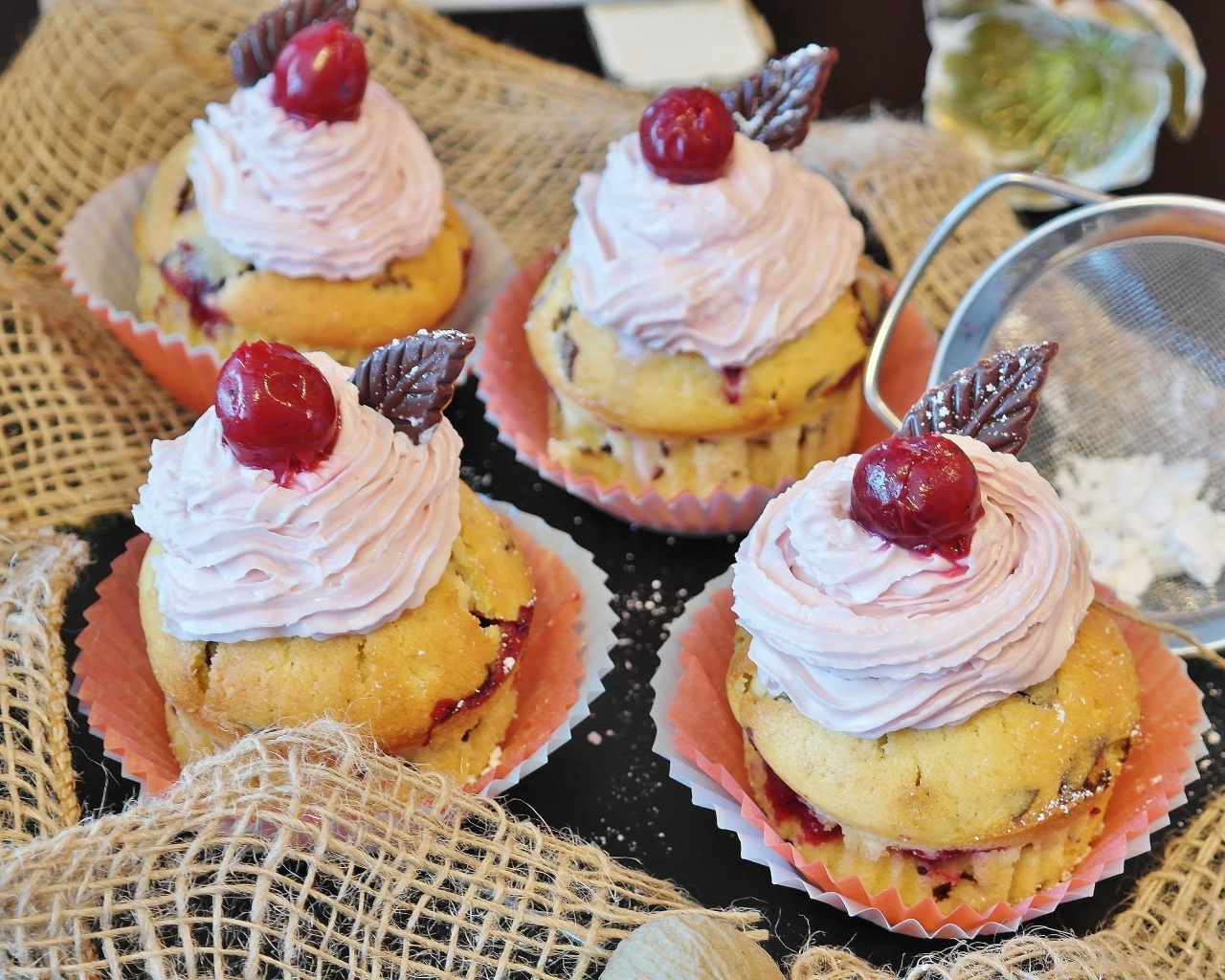 Кексы с розовым кремом и ягодами вишни 