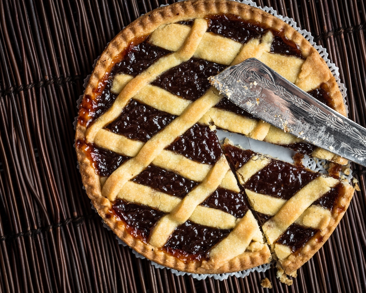 Вкусный сладкий пирог с вареньем на столе