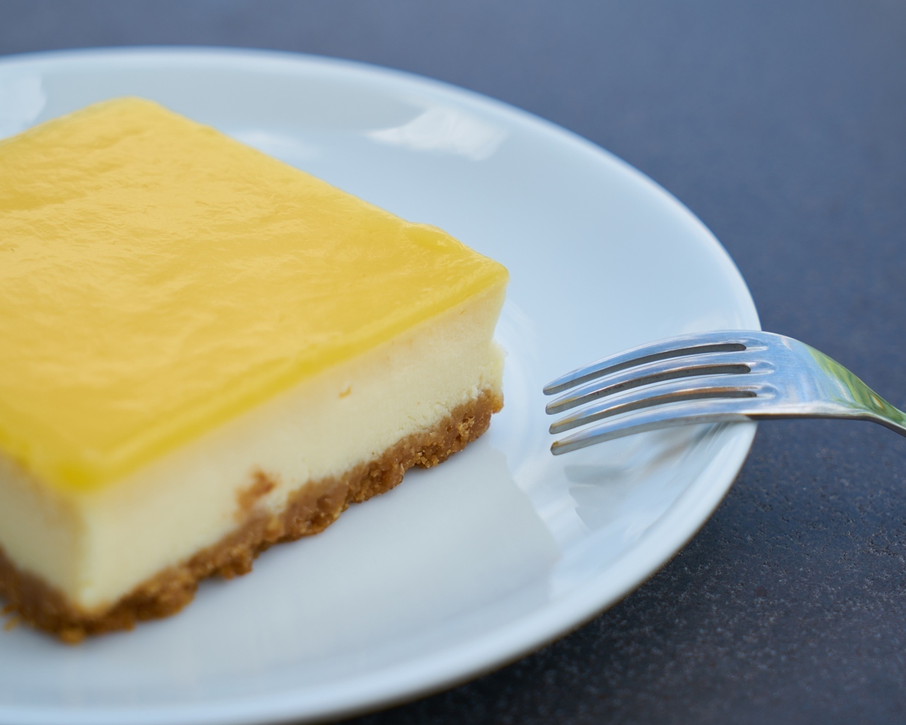 Лимонный чизкейк на тарелке