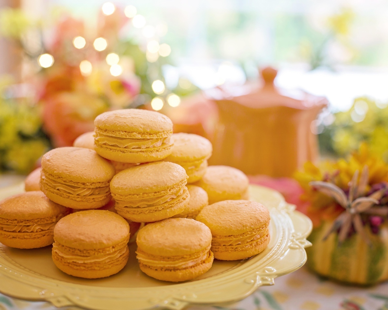 Печенье макарун на большой красивой тарелке