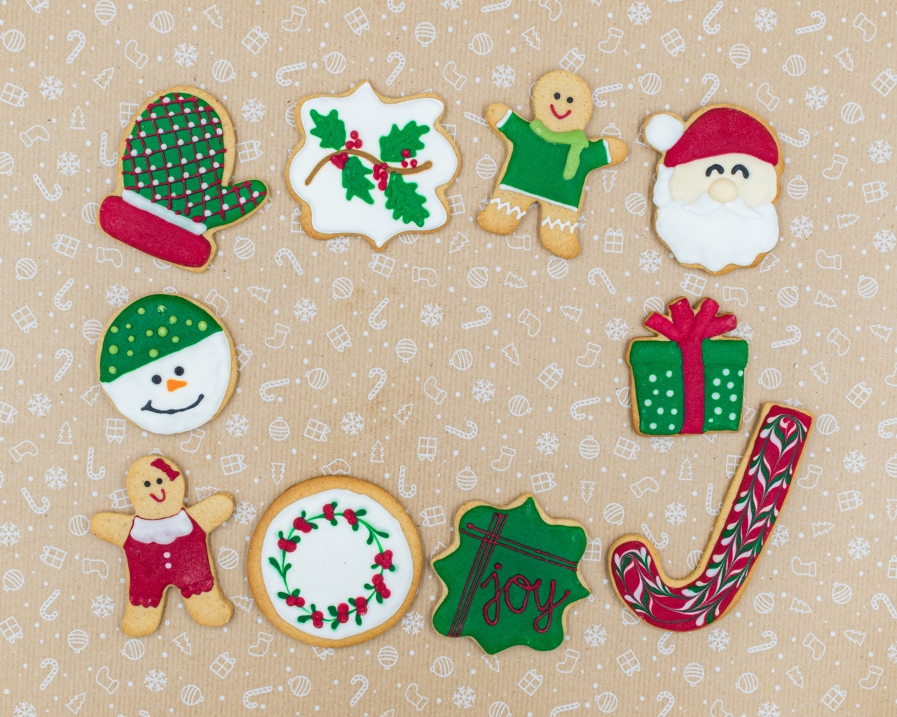 Новогоднее печенье на коричневом фоне