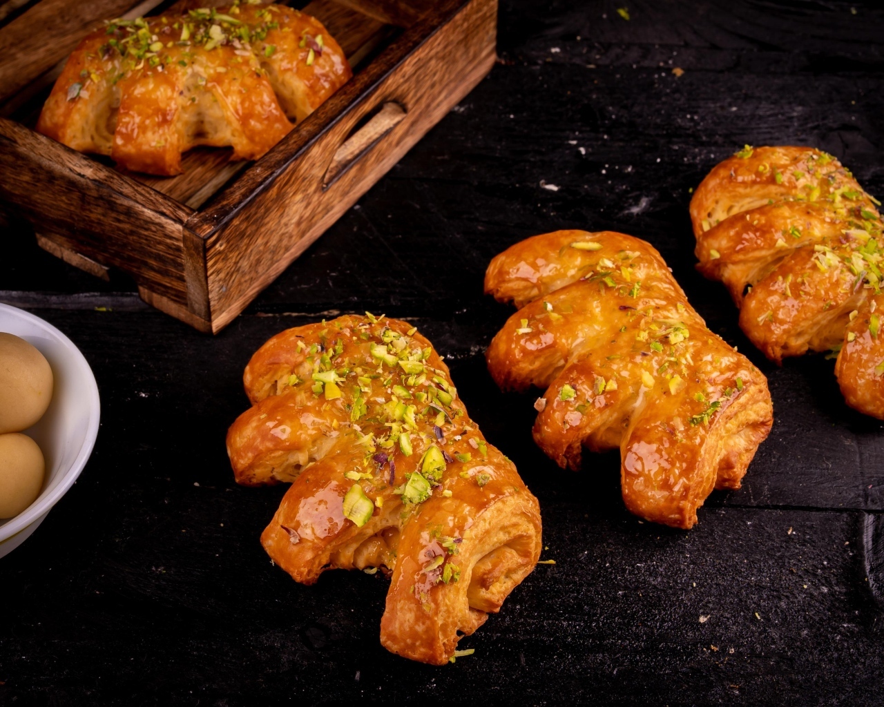 Сладкие ароматные булочки с фисташками