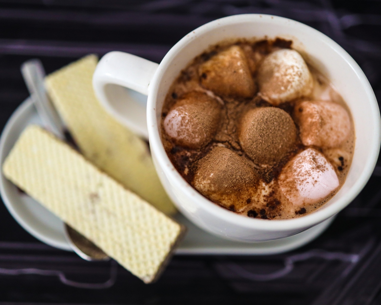 Чашка какао с маршмеллоу на тарелке с вафлями