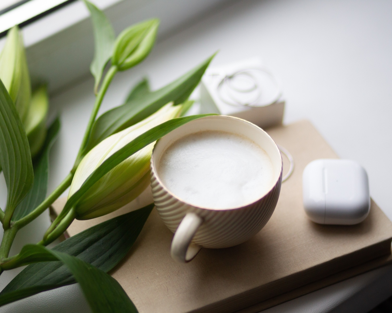 Чашка кофе на подоконнике с цветами лилии 