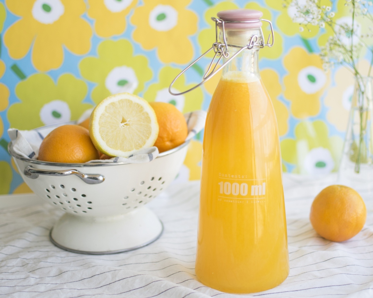 Апельсиновый сок с фруктами на столе