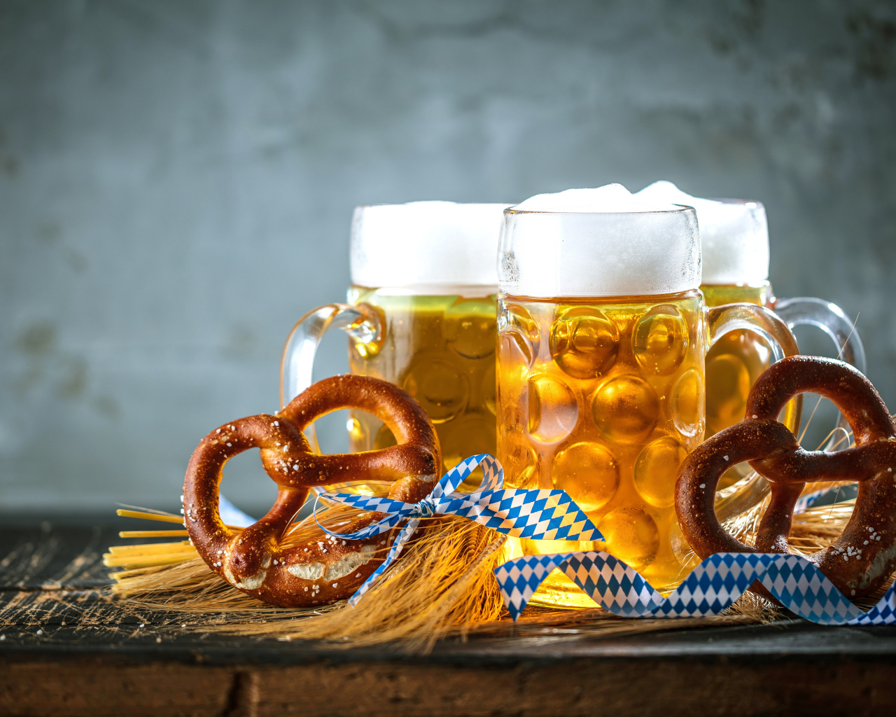 Три бокала пива с кренделями 