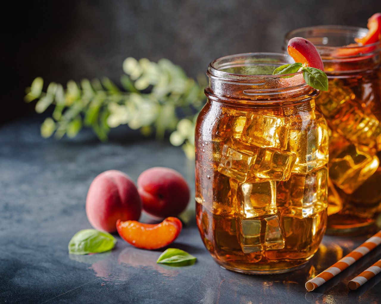 Холодный чай со льдом на столе с абрикосами