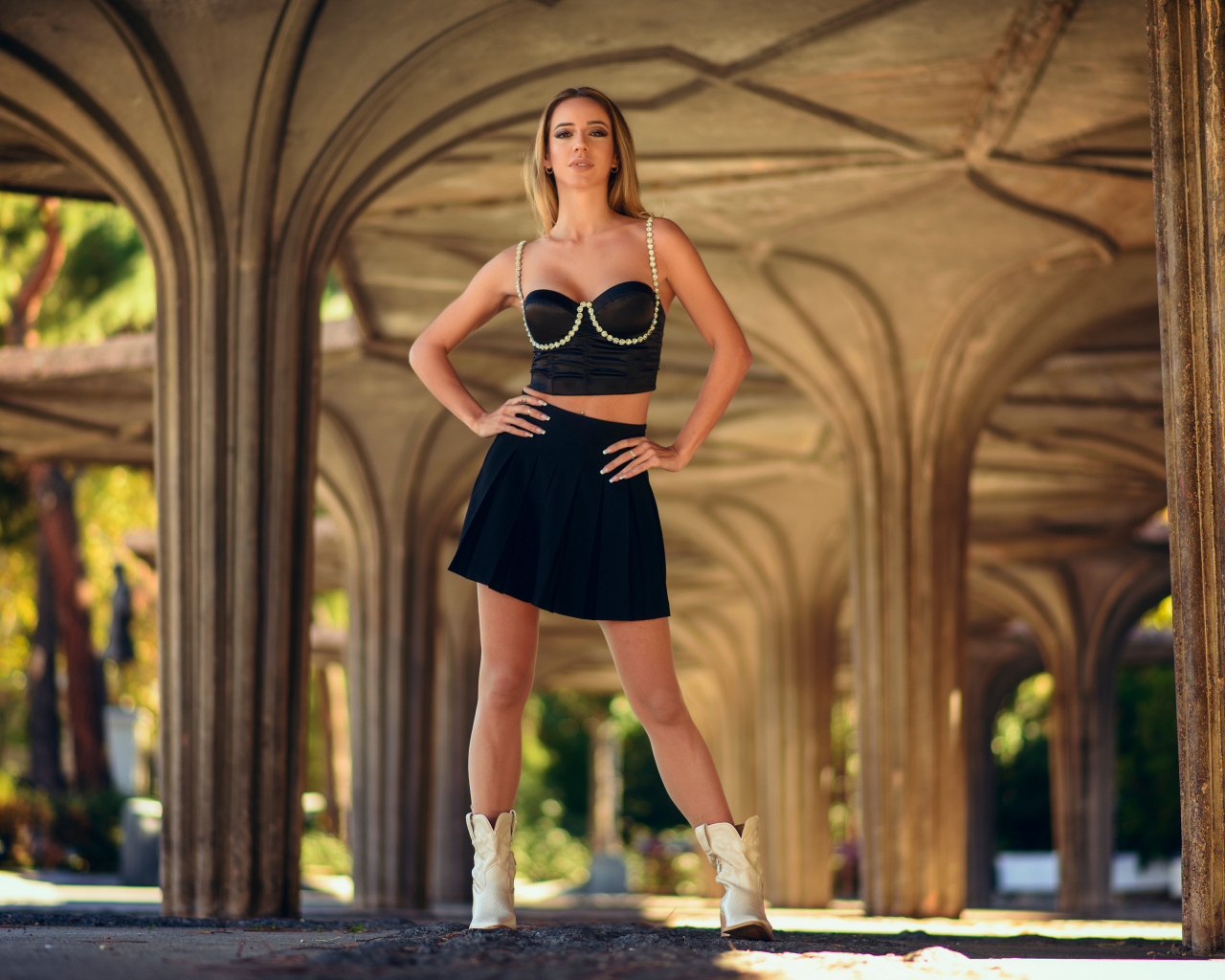 Красивая девушка в черном наряде позирует для фото 