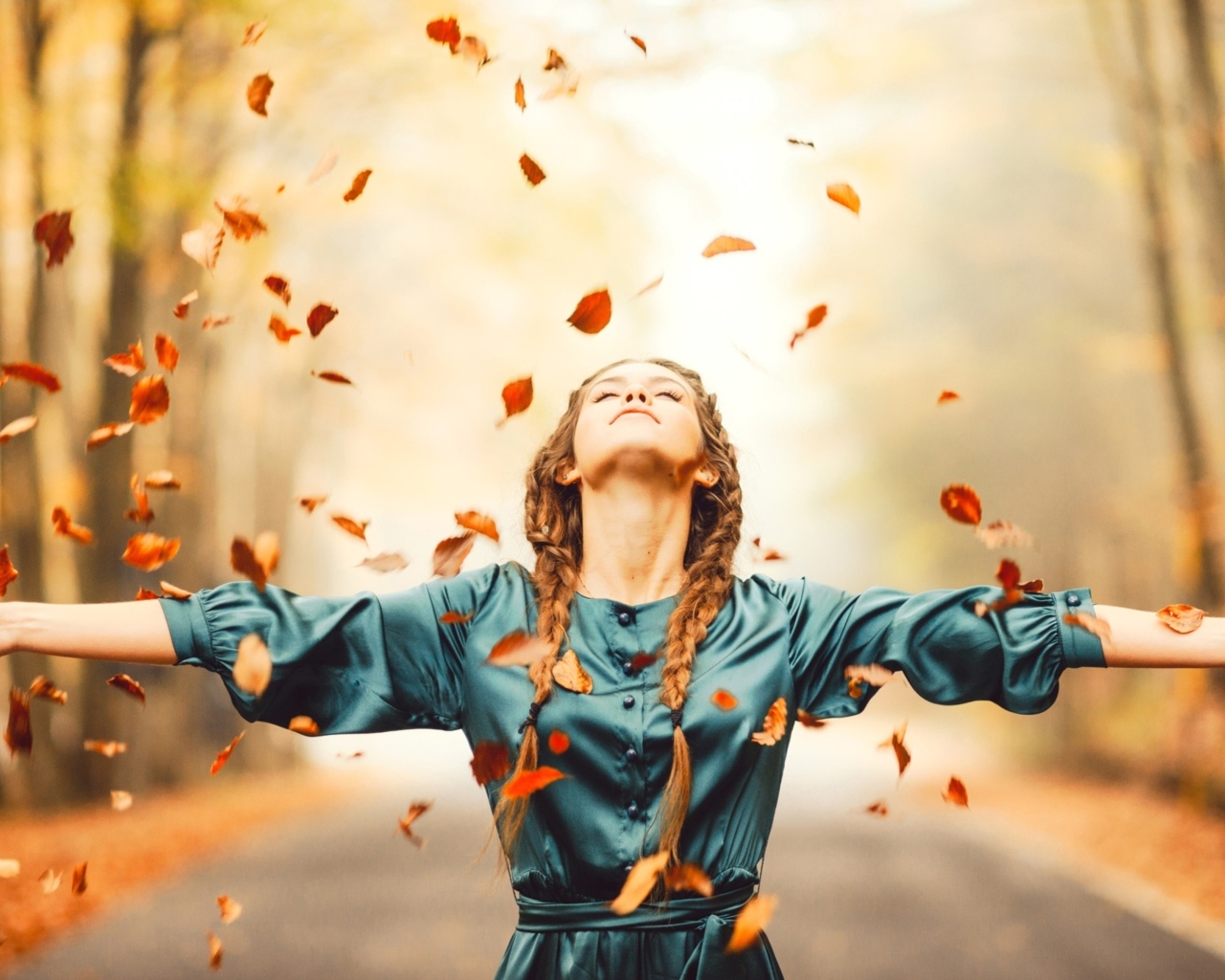 Красивая девушка любит осенние листья