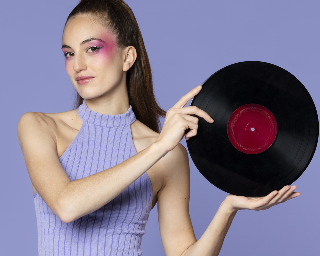 Красивая девушка с пластинкой в руках