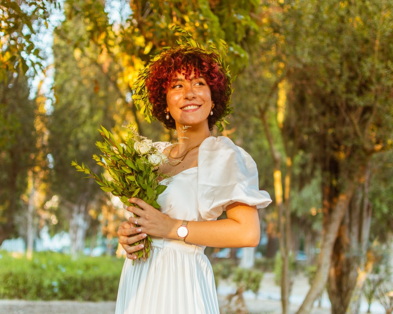 Красивая улыбающаяся рыжеволосая девушка с букетом