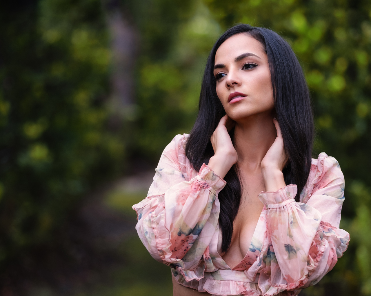 Жгучая брюнетка с карими глазами с руками у шеи