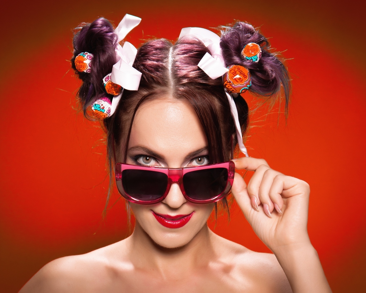 Чупа чупс в волосах у девушки в очках
