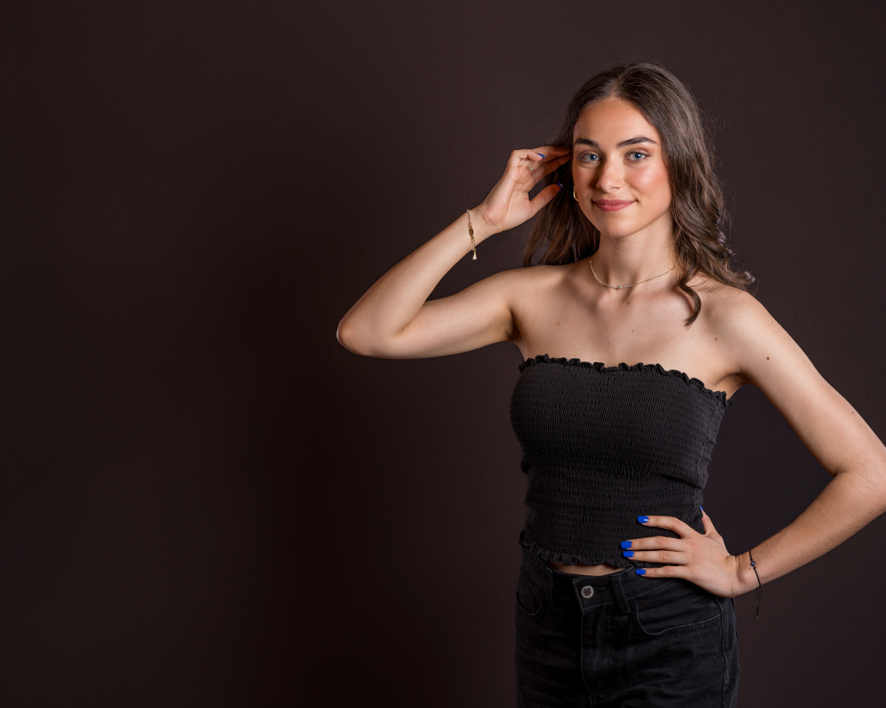 Милая шатенка в черном наряде