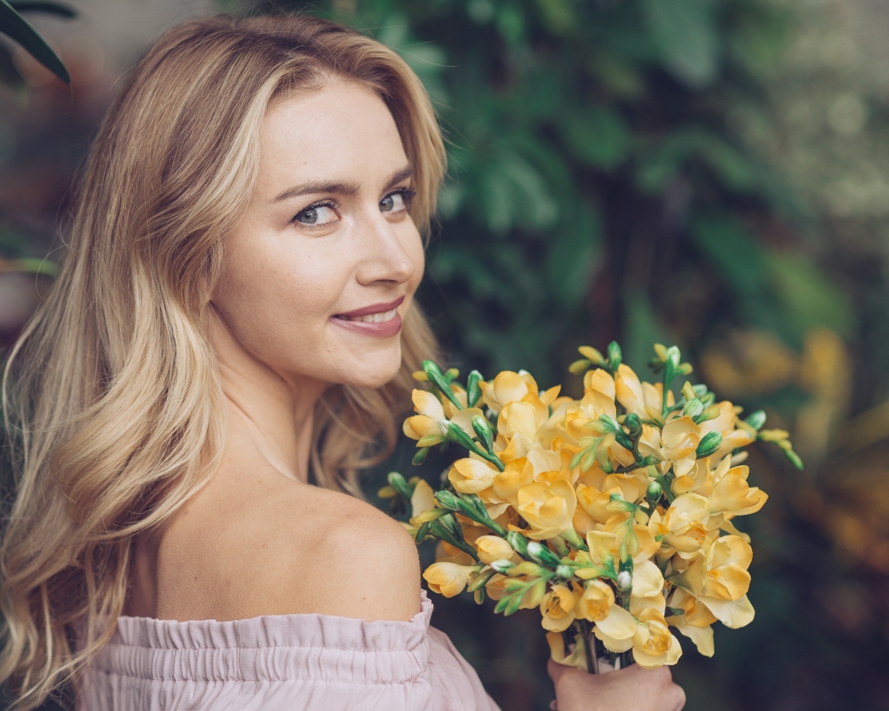 Милая девушка с букетом желтых цветов в руках