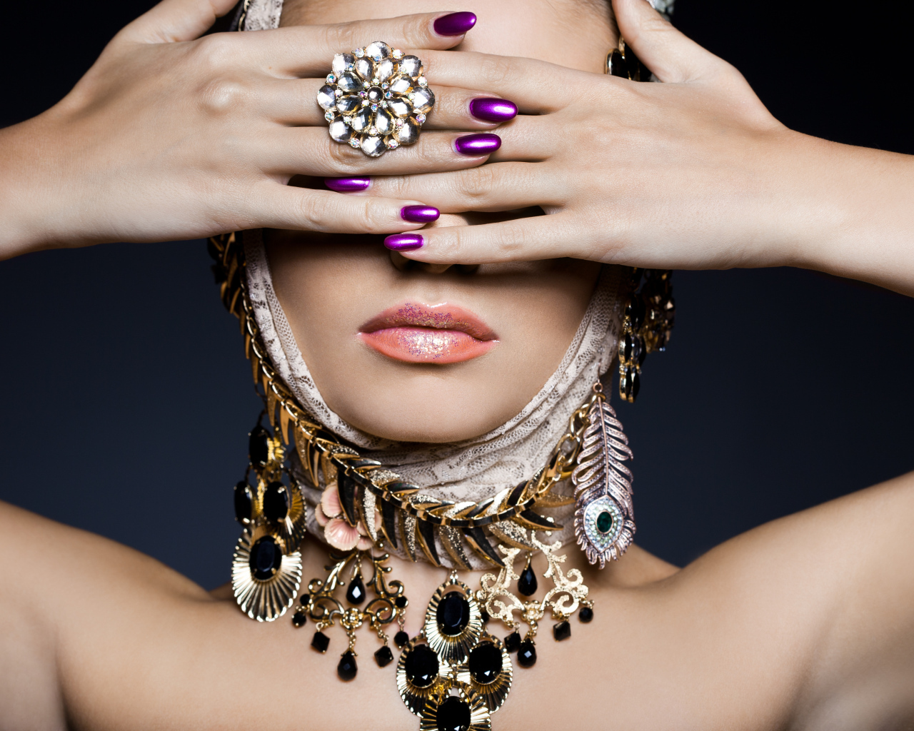 Девушка с дорогими украшениями закрыла лицо