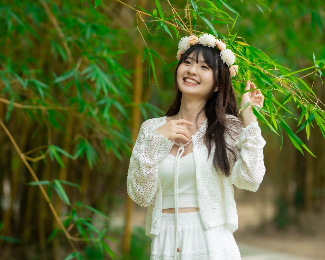 Улыбающаяся азиатка с венком на голове