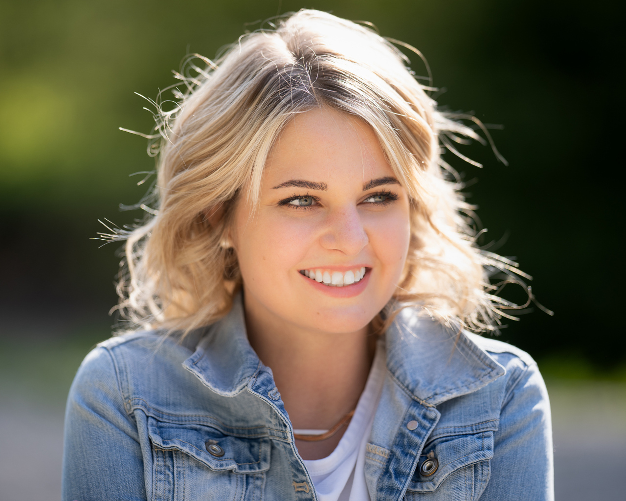 Улыбающаяся блондинка с красивыми белыми зубами
