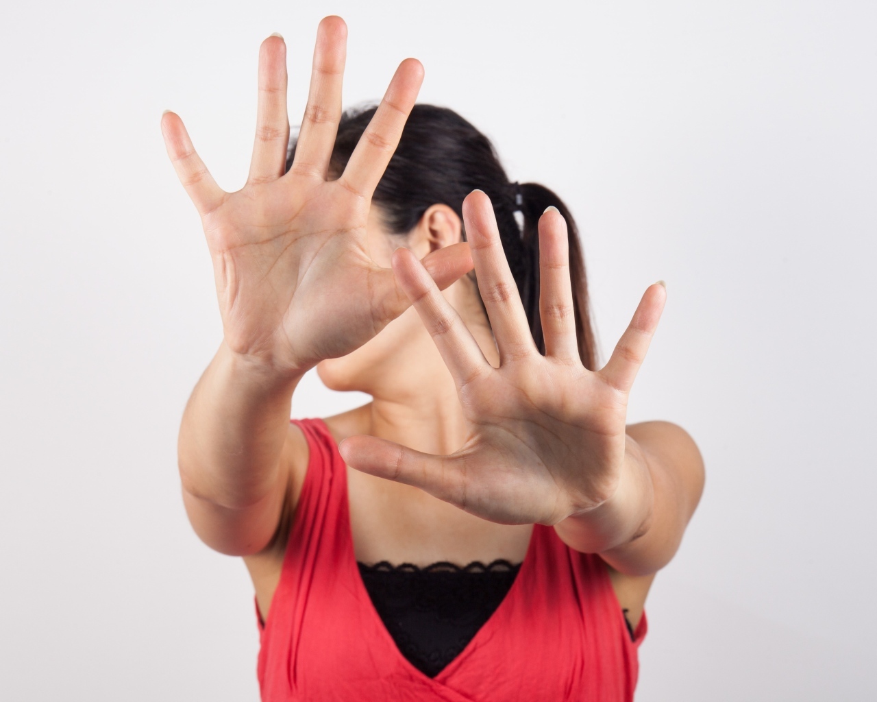 Девушка закрывает лицо руками