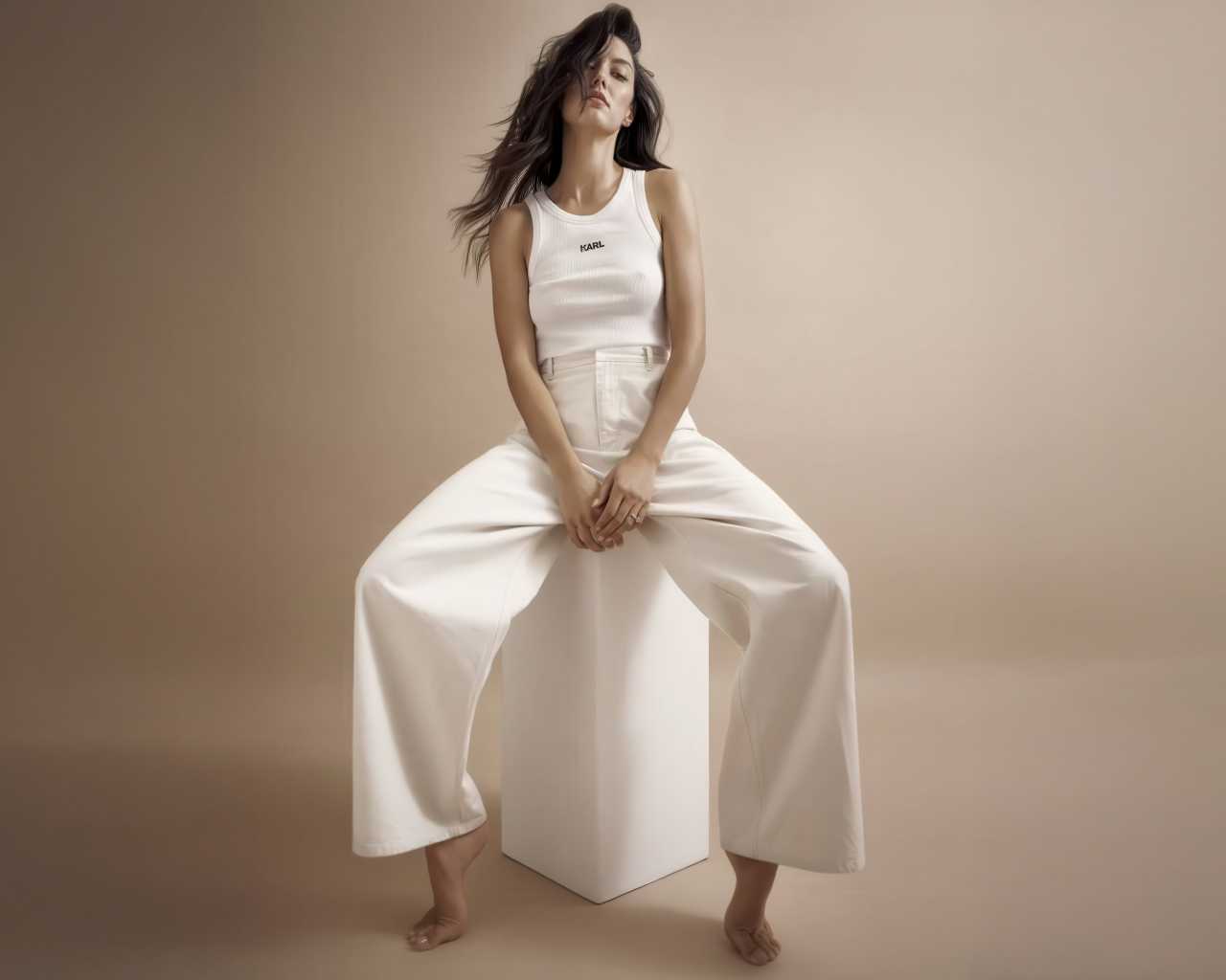 Модель Ребекка Мир в белом костюме