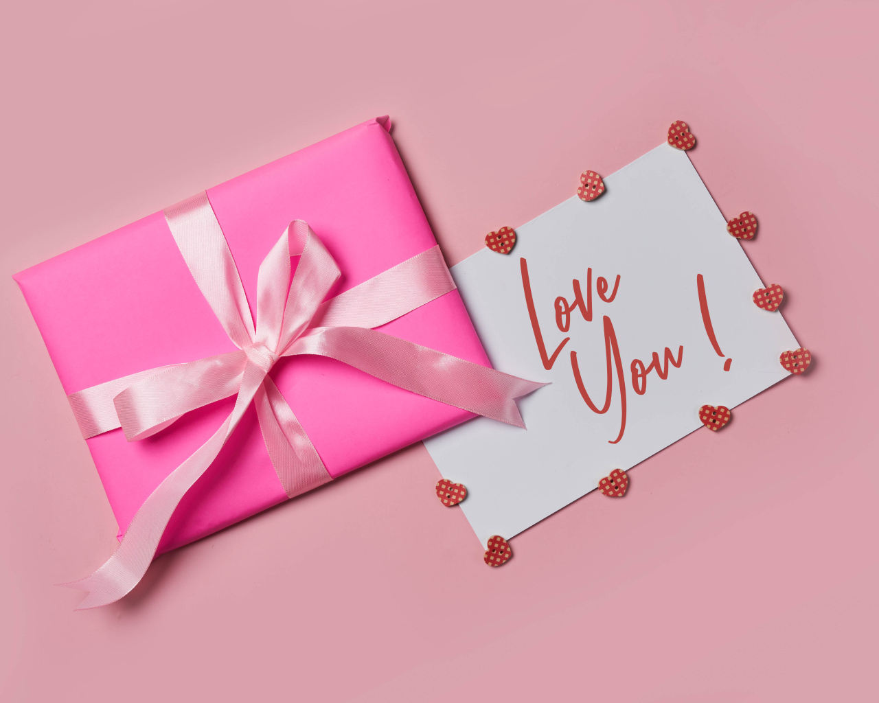 Подарок с конвертом для любимой на розовом фоне