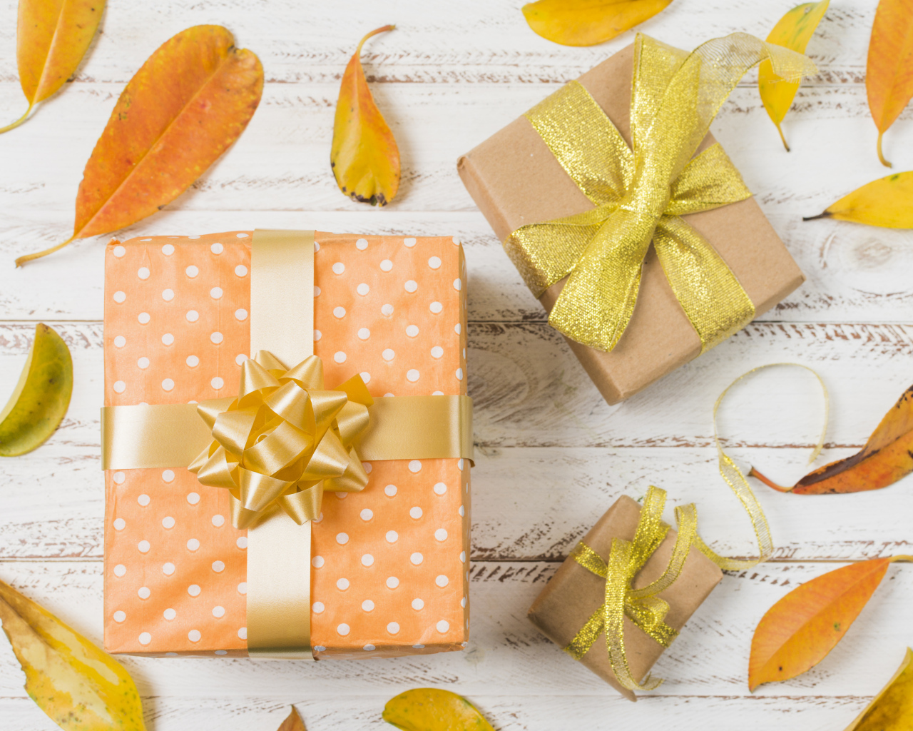 Подарки с опавшими листьями на столе