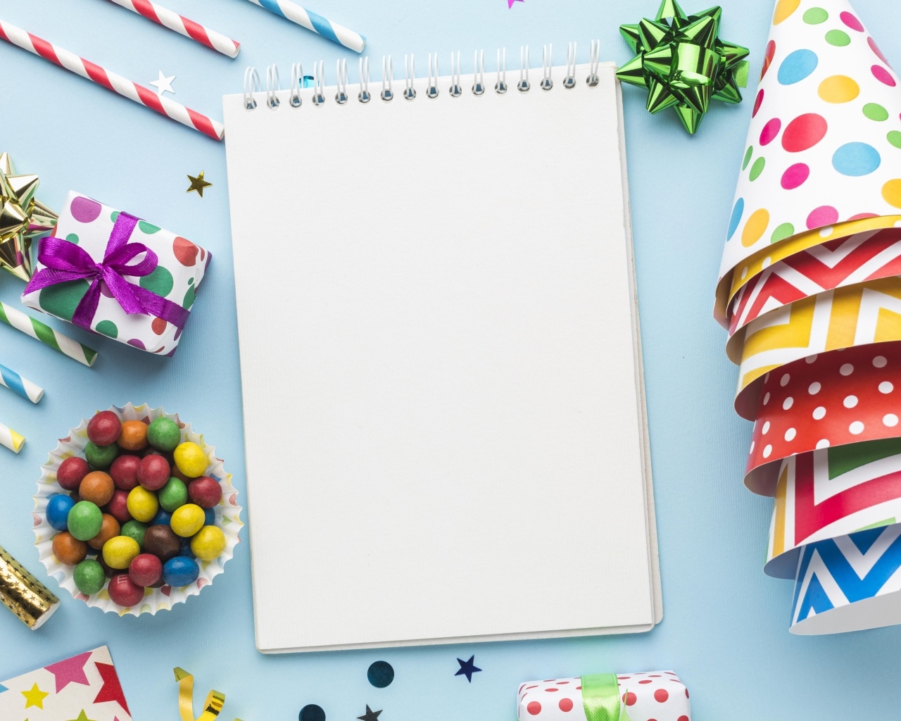 Подарки и декор для день рождения с блокнотом на голубом фоне
