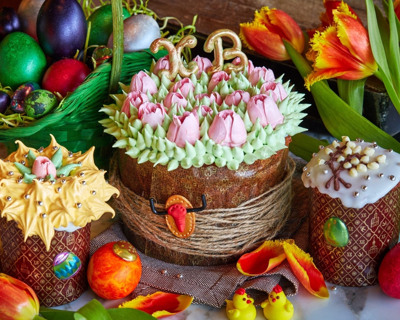 Красивые пасхальные куличи с яйцами и цветами тюльпанов