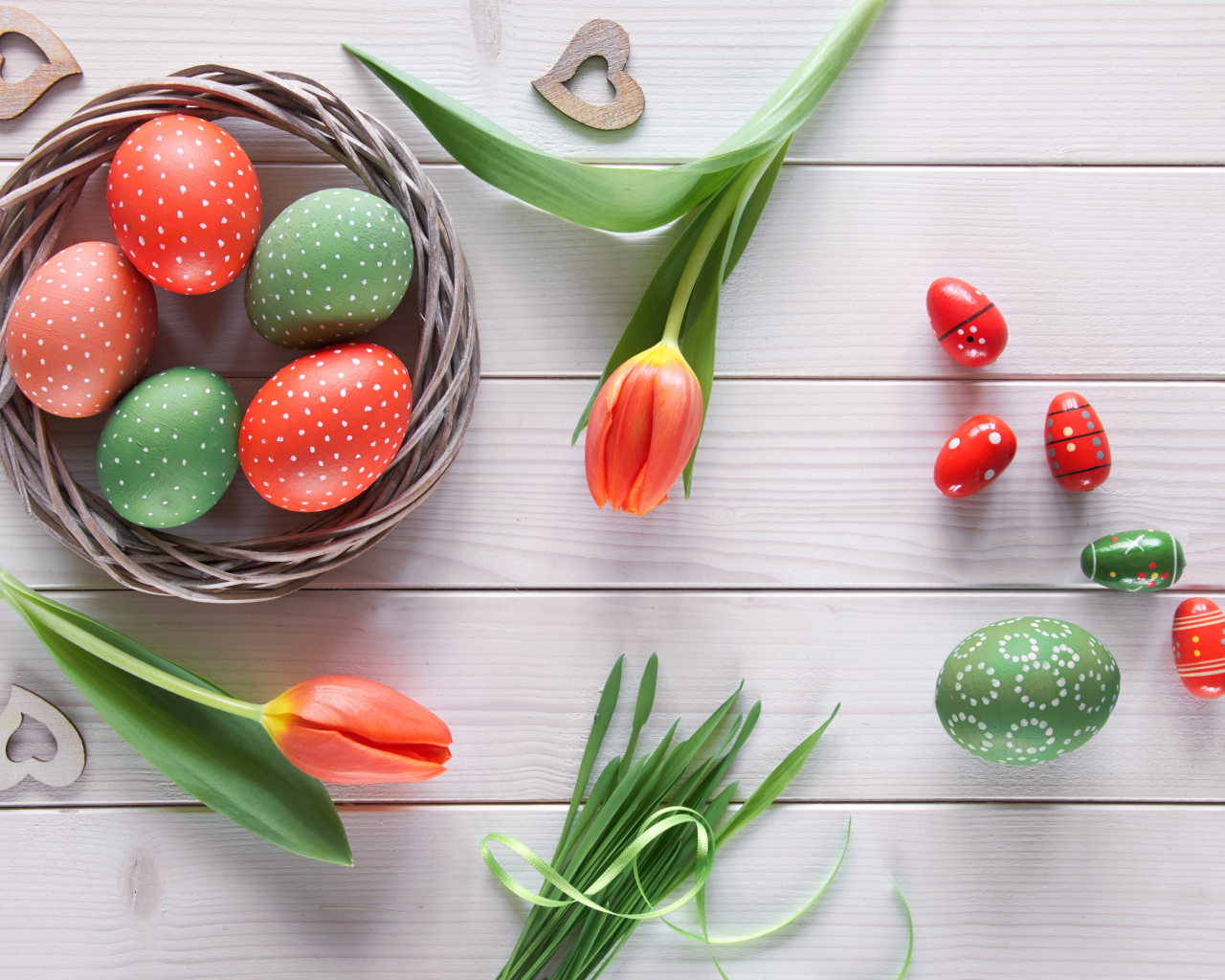 Красивые яйца с тюльпанами на белом столе на Пасху