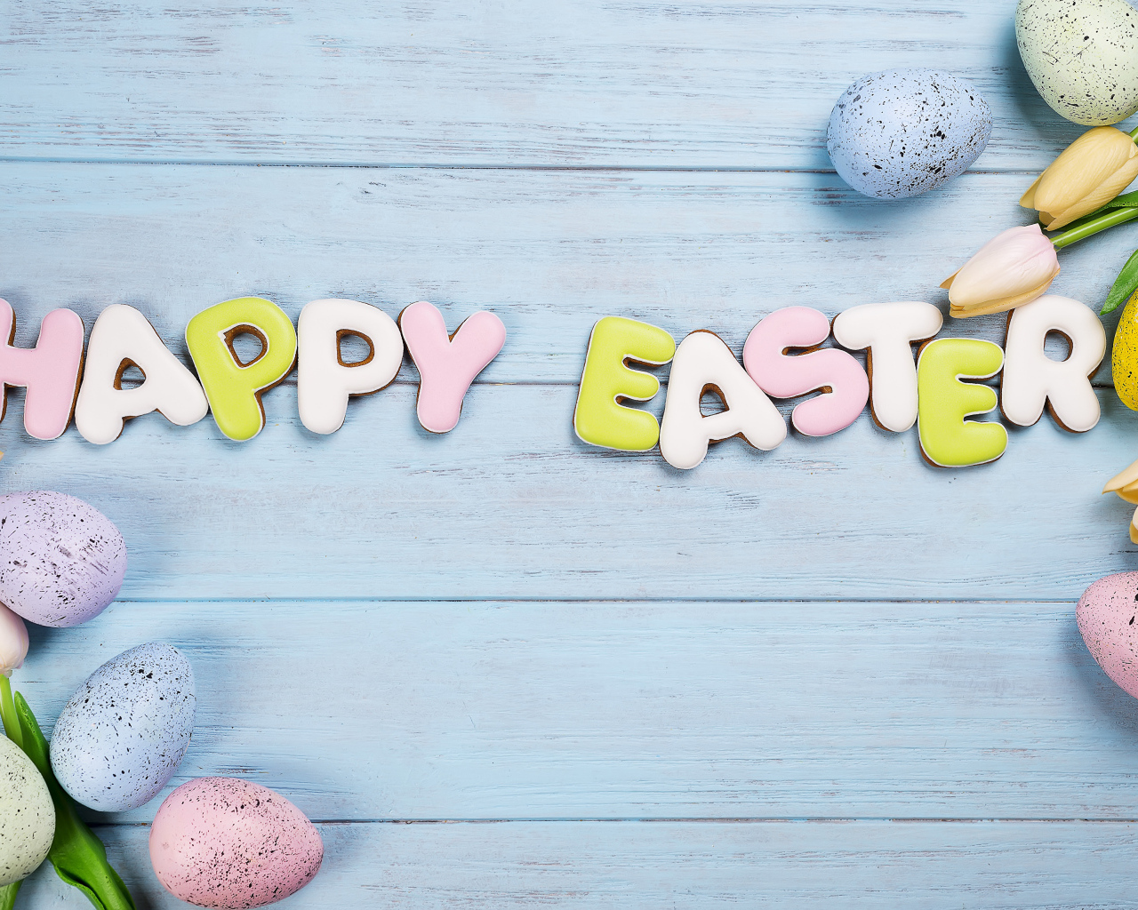 Печенье с надписью счастливой Пасхи с яйцами и цветами