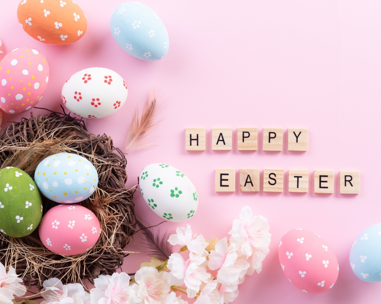 Надпись Счастливой Пасхи с яйцами на розовом фоне