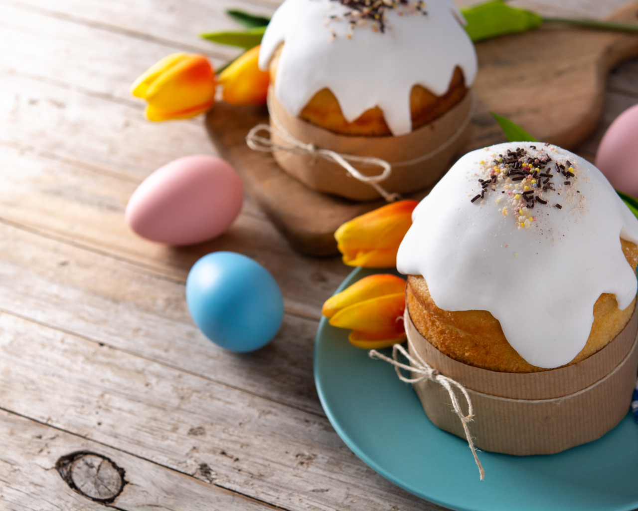 Традиционные пасхальные угощения на столе