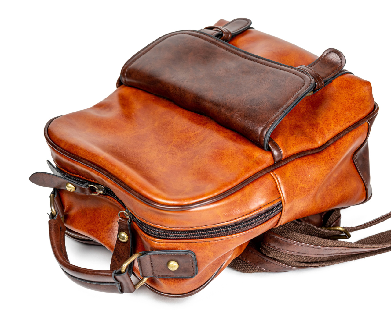 Кожаный школьный рюкзак на белом фоне