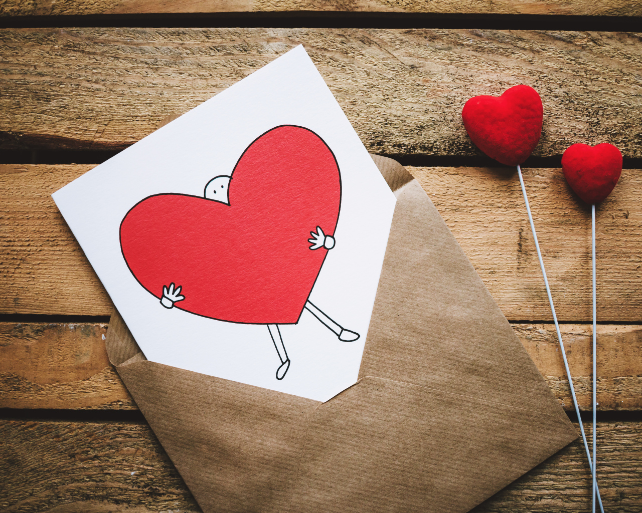 Конверт с нарисованным сердцем на столе