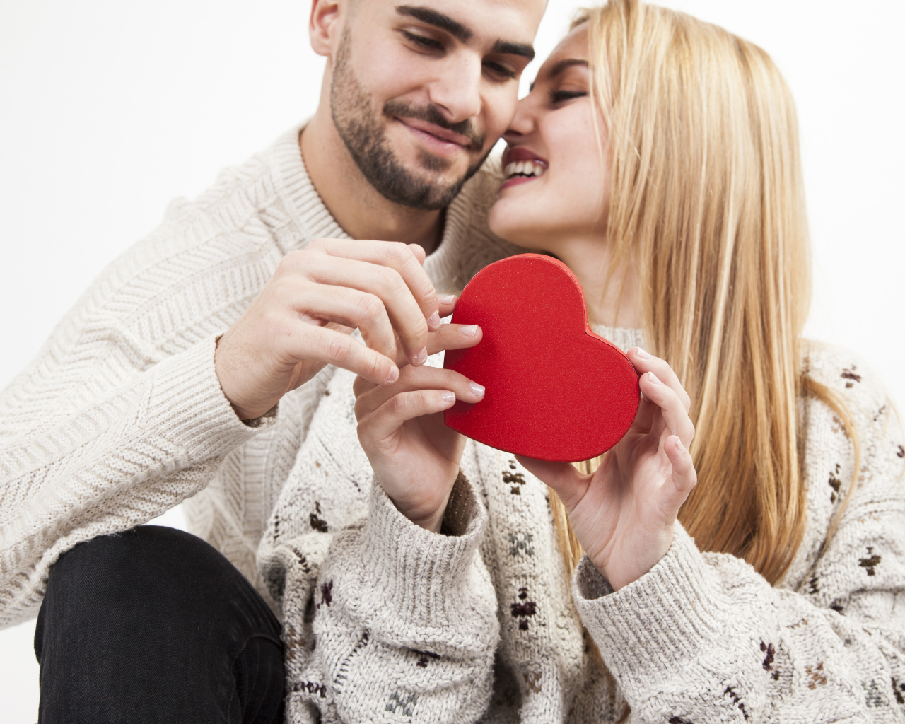 Красивая влюбленная пара с сердцем в руке