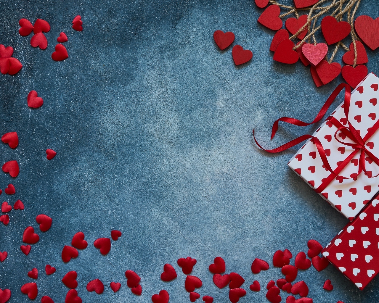 Синий фон с мелкими красными сердечками и подарками