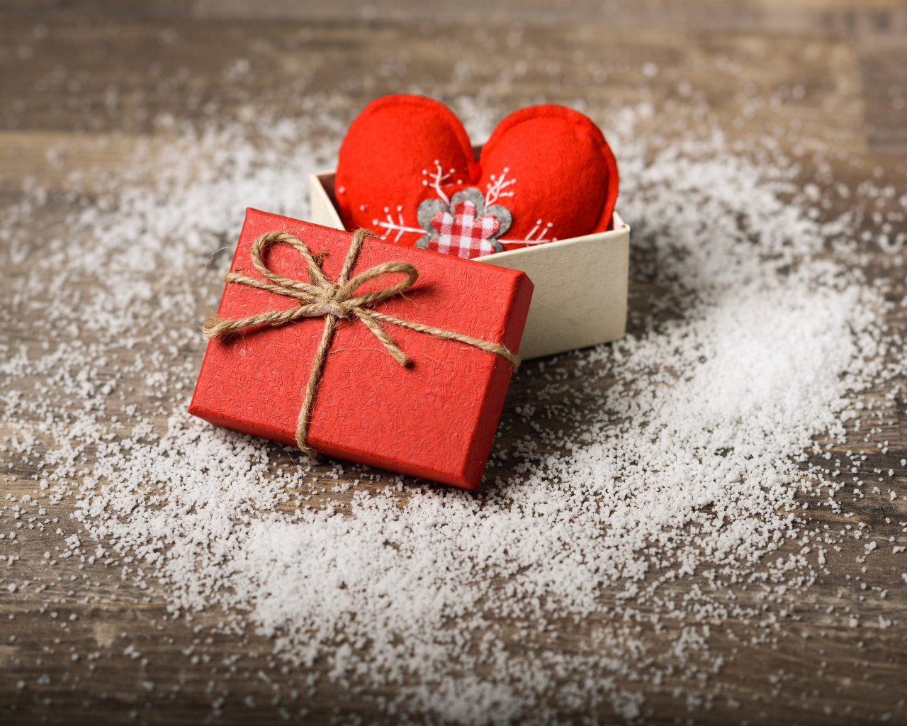 Коробка с сердечком на деревянном фоне