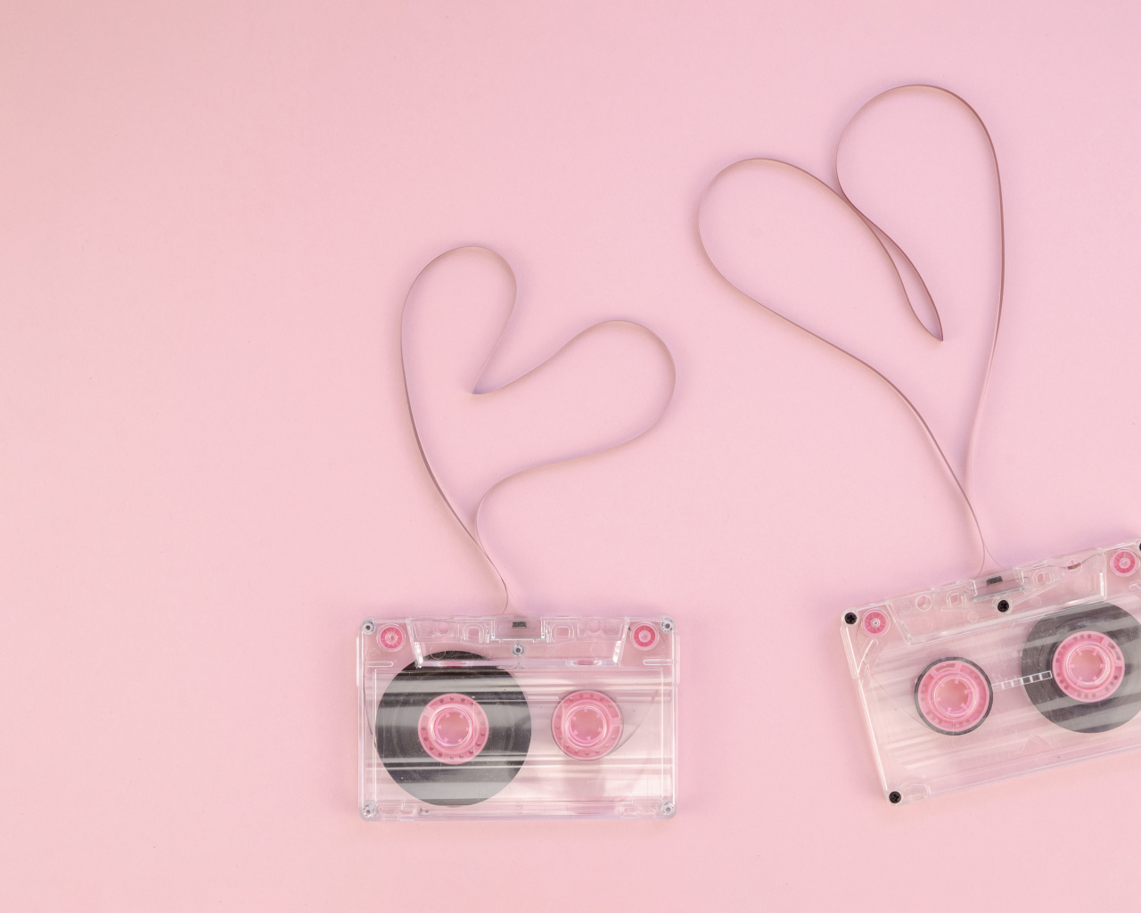 Сердечки из кассетной ленты на розовом фоне