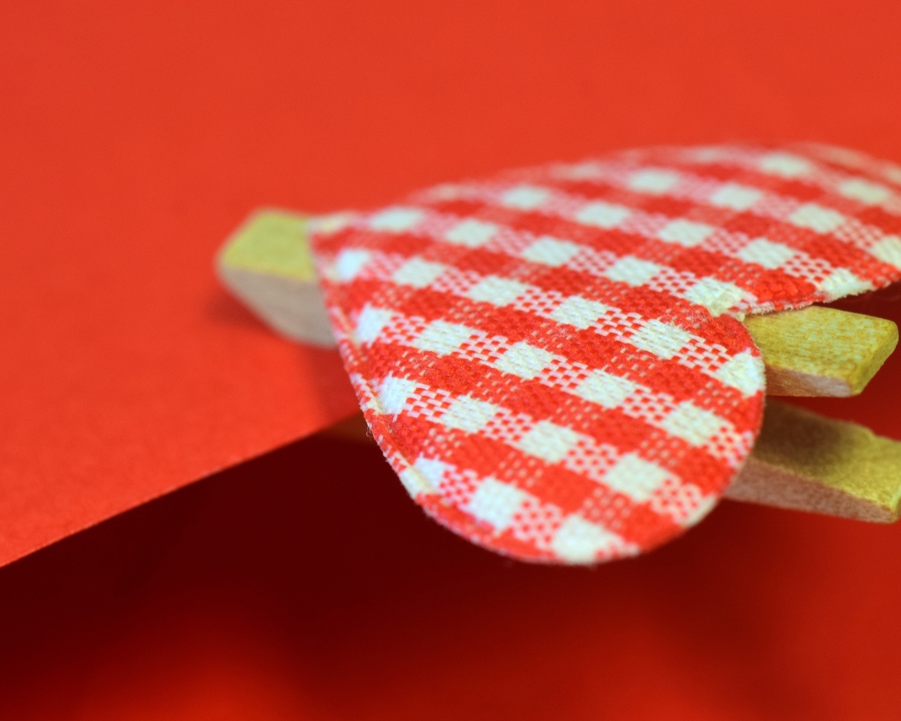 Прищепка с сердечком на красном конверте