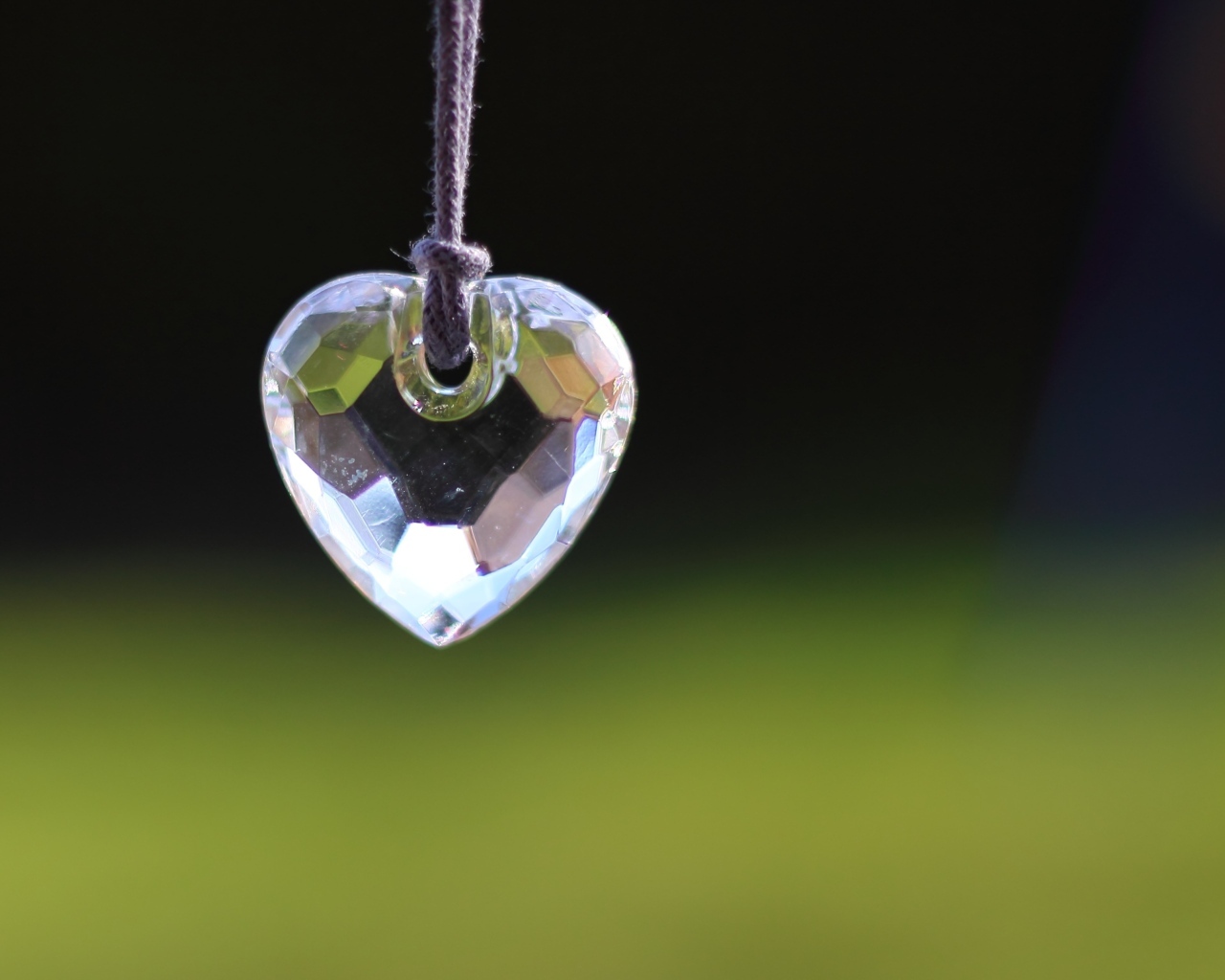 Хрустальное сердце на веревке