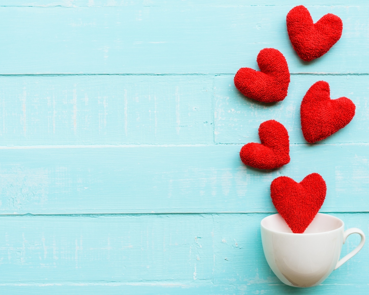 Чашка с сердечками на голубом фоне