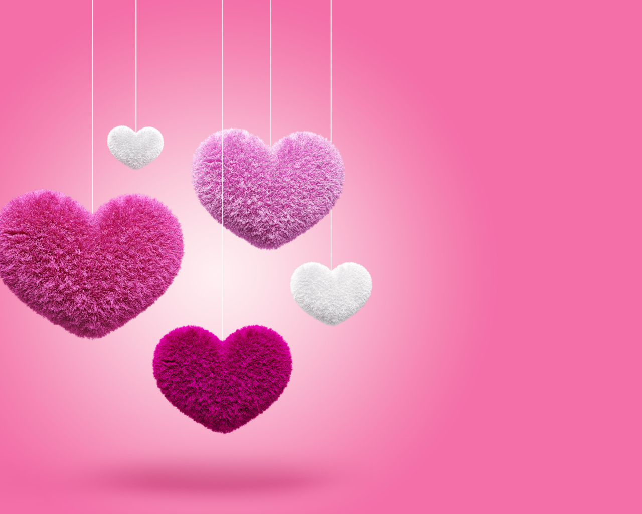 Пушистые сердечки на веревках на розовом фоне