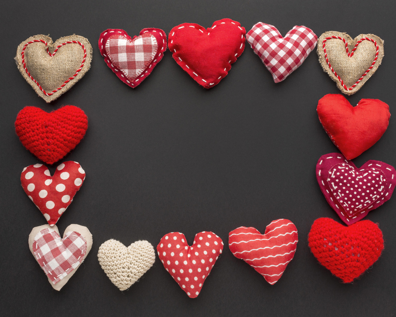 Рамка из тканевых сердечек на сером фоне, шаблон для открытки