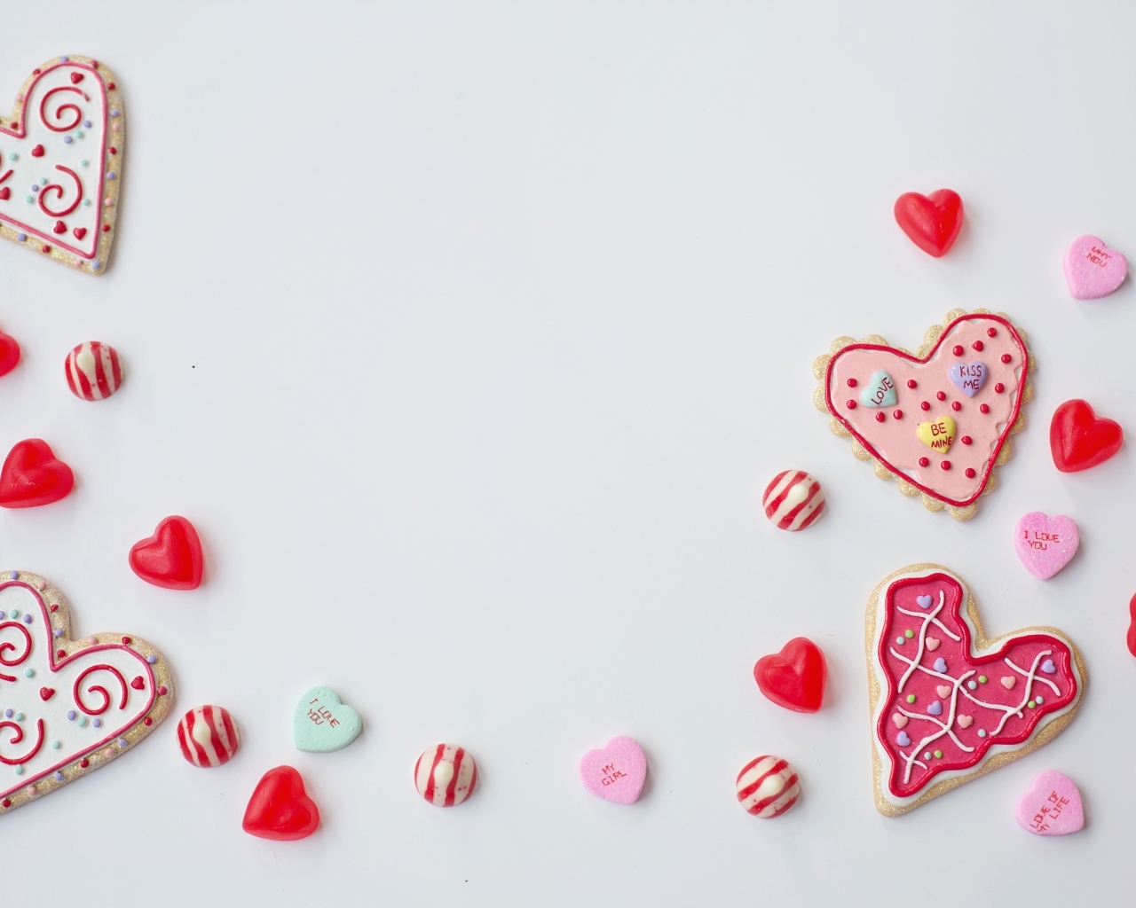 Серый фон с конфетами и печеньем в форме сердца
