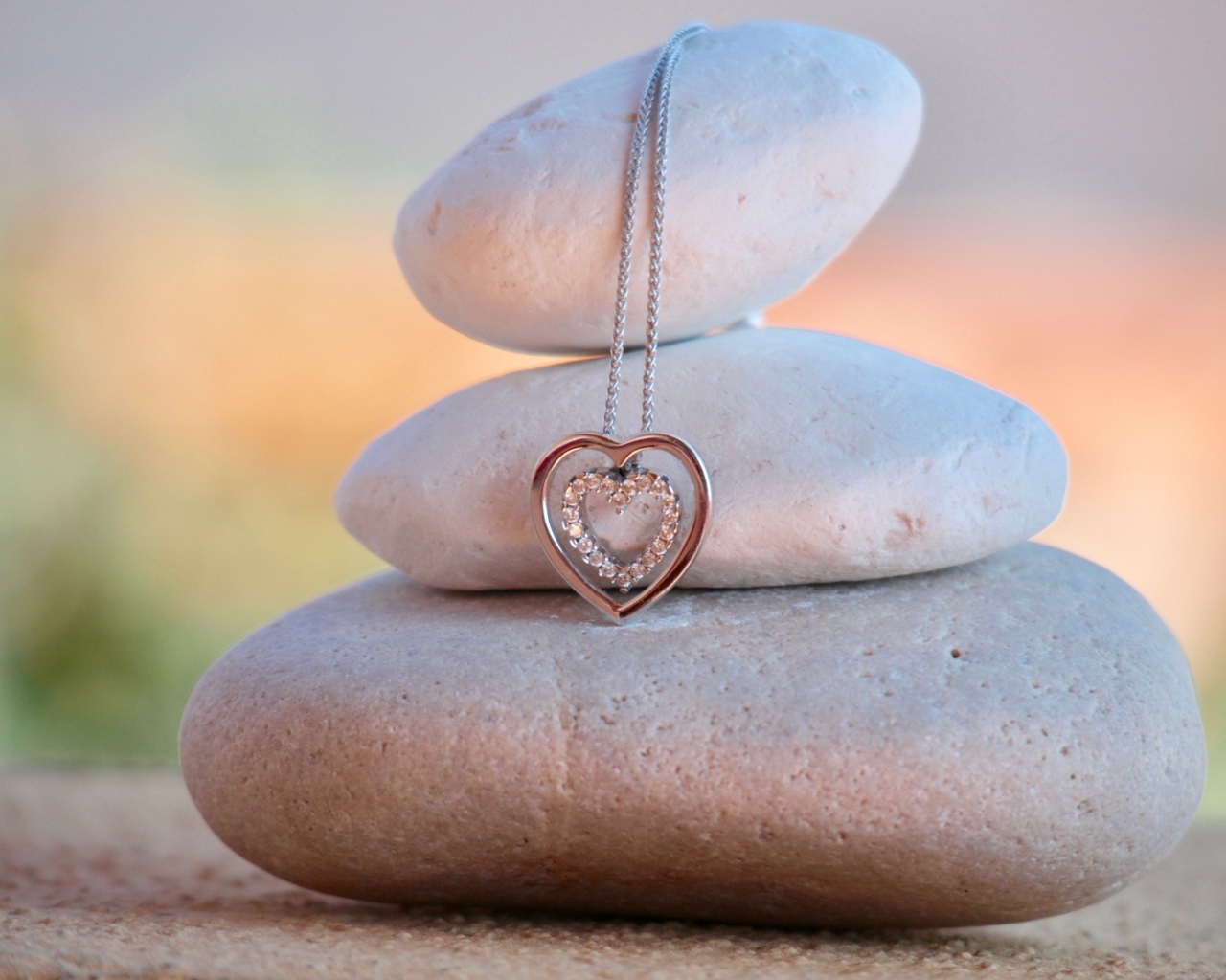 Кулон в форме сердца на камнях
