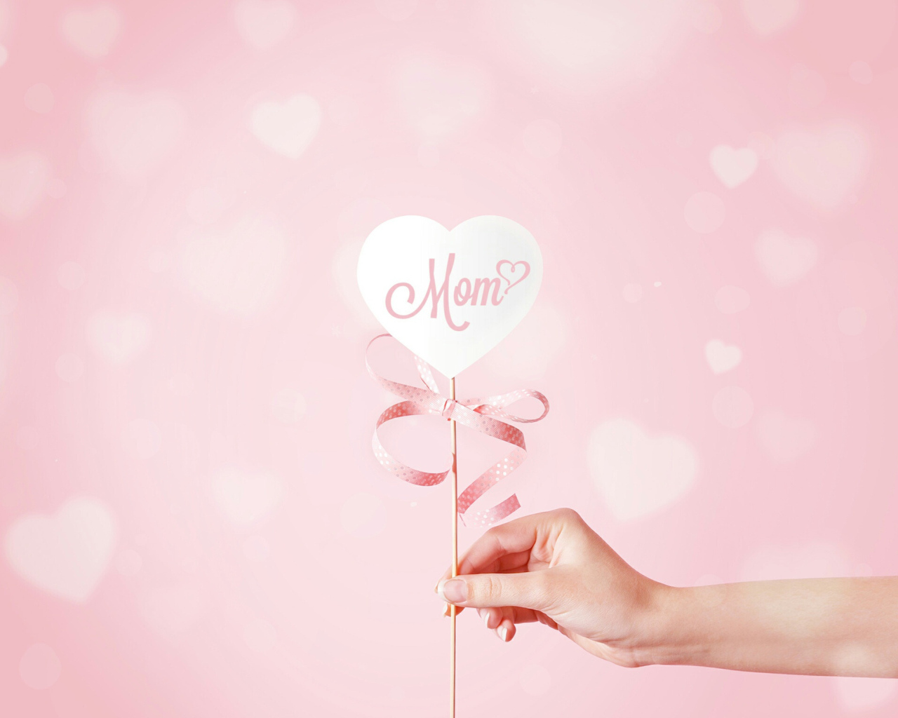Сердечко для мамы на палочке  в руке