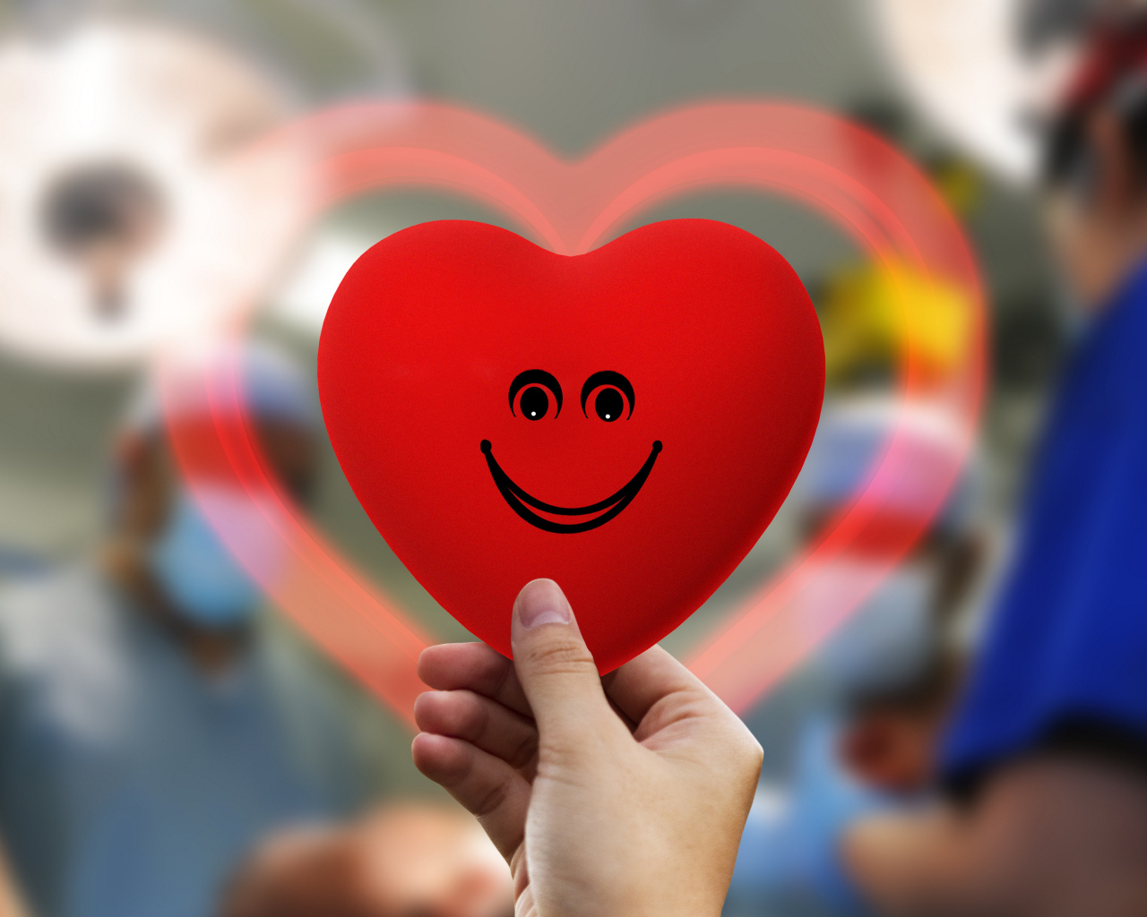 Сердце смайлик в руке